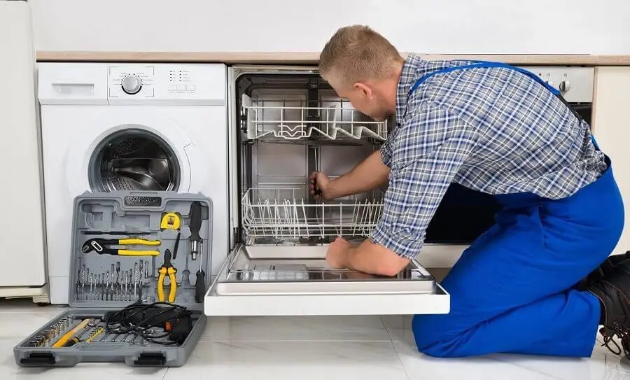Söke Beko servisi teknisyen ekibi beyaz eşya tamiri yaparken